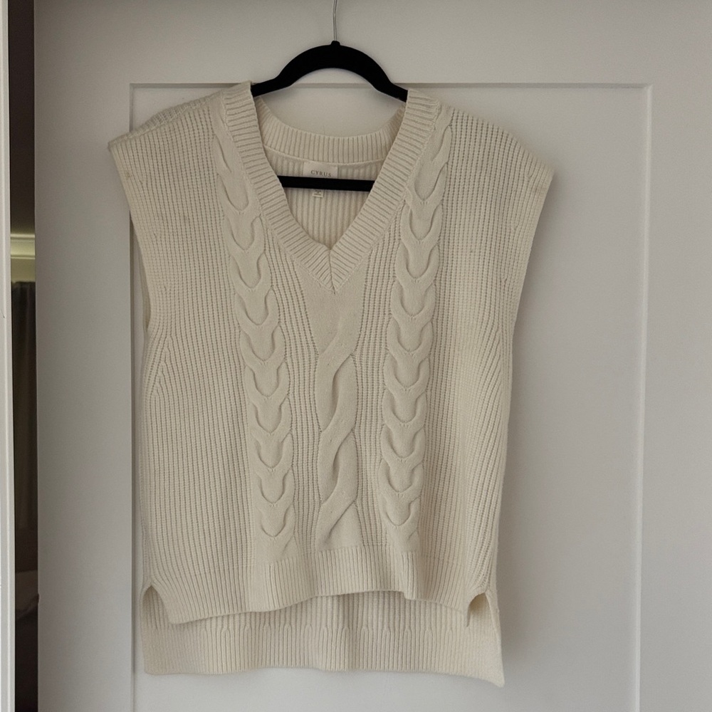 Cyrus Cream Cable-Knit V-Neck Sweater Vest size L